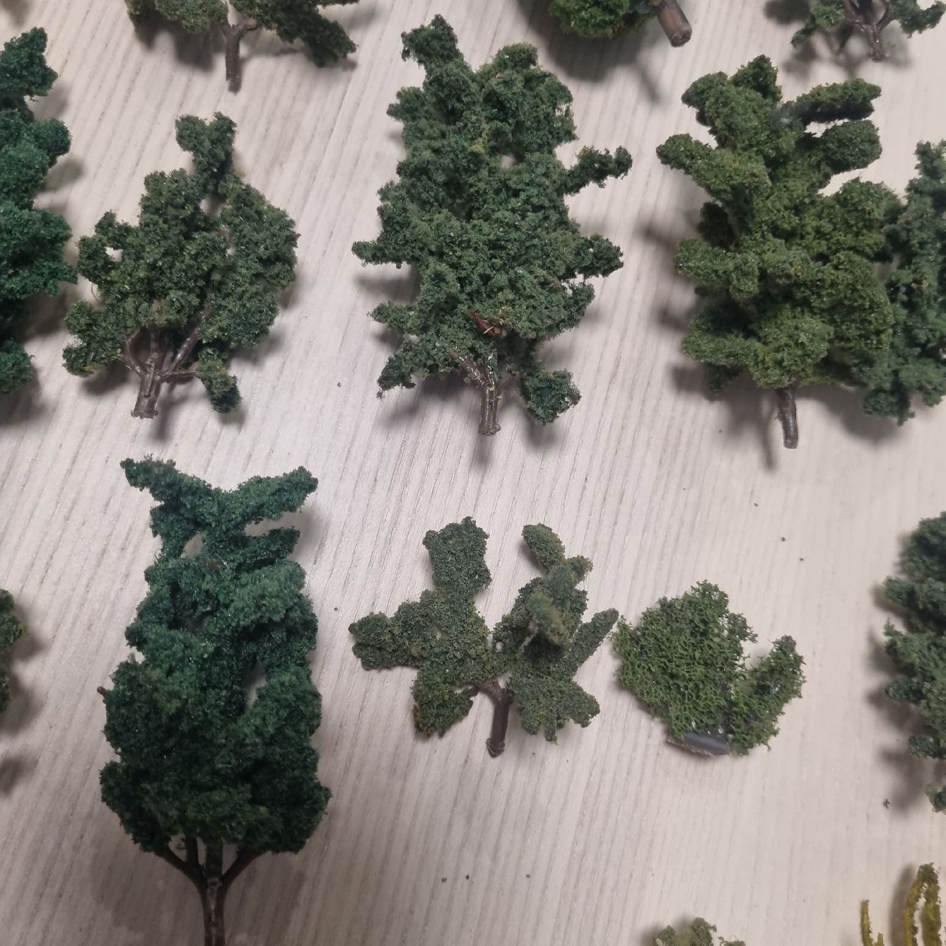 Modelleisenbahnen: 24xN Bäume – Gebraucht aus Männedorf von Modellbau-wyss 2