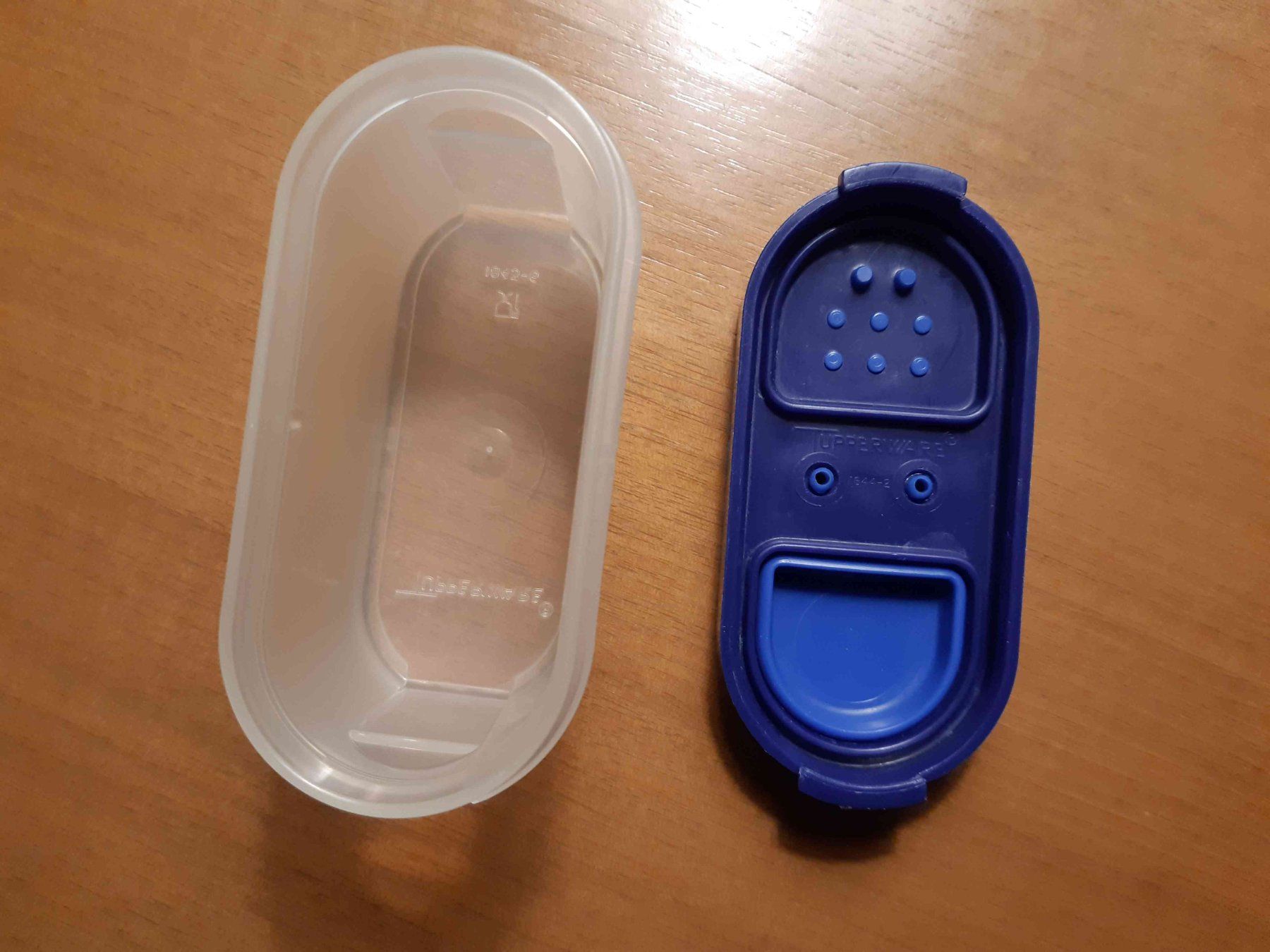 Tupperware Contenitori & Simili: Tupperware Gewürzstreuer blau transparent – Usato da Windisch venduto da Re_ 3