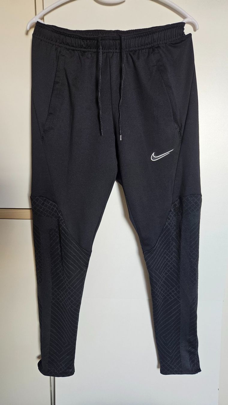 Nike Pantaloni: Trainerhose Nike – Usato da Münchenbuchsee venduto da Yothu