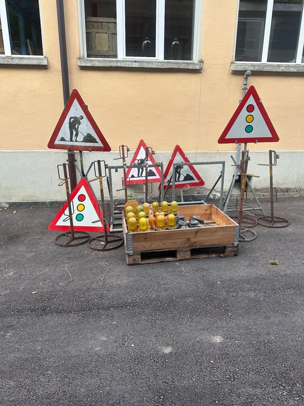Insegne: Baustellen Signale, Verkehrsschilder – Usato da Hirzel venduto da Paradis