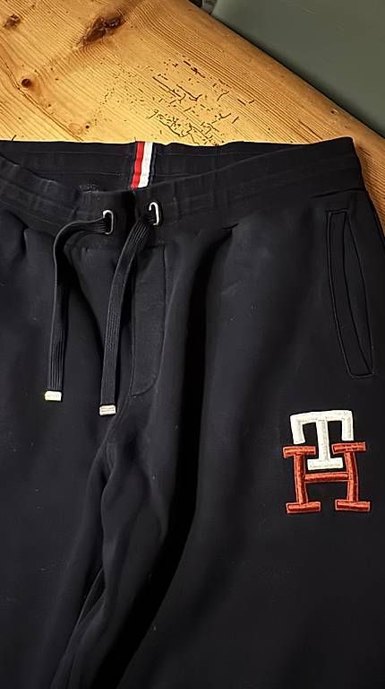 Tommy Hilfiger Pantaloni: Tommy Hilfiger Jogginghosen L – Usato da Zollikon venduto da rose59 1
