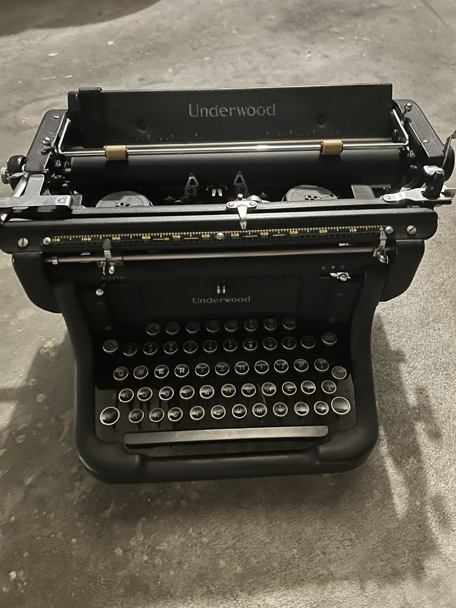 Underwood Machines à écrire: Machine à écrire Underwood vintage – D'occasion à Ecublens VD par mirandagirl