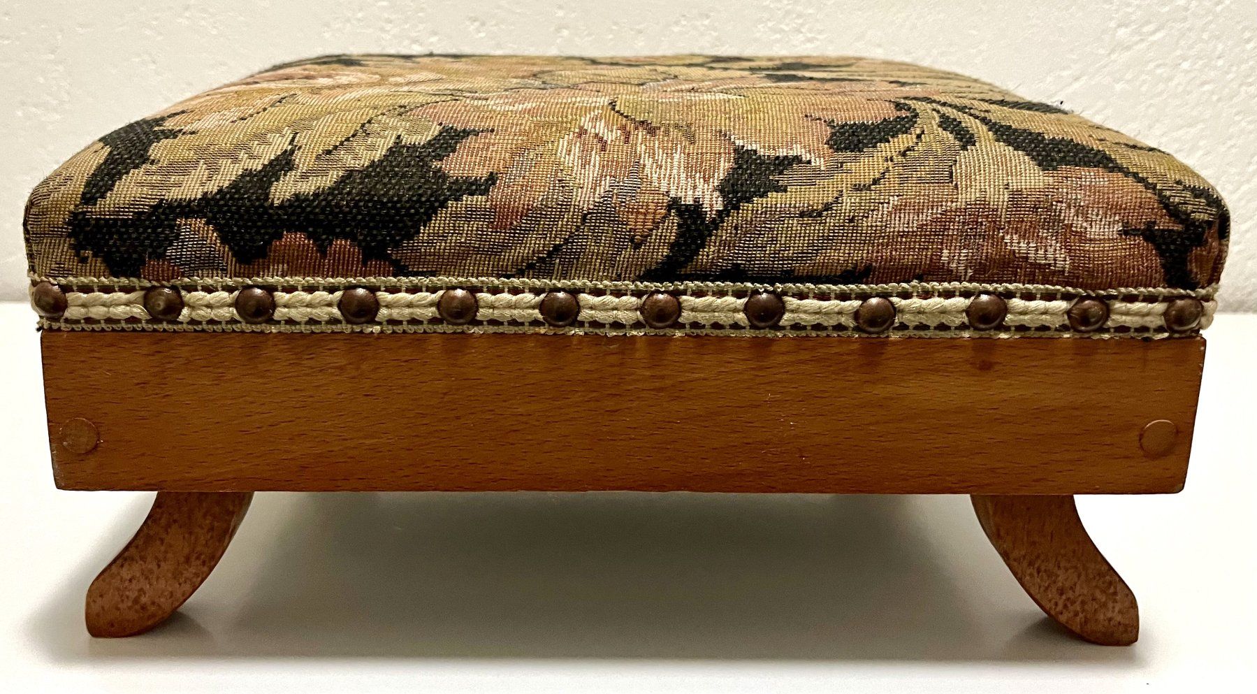 Sgabelli: Möbel Schemel Tabouret Tritthocker Holz braun Stoff Goblain – Usato da Wangen b. Olten venduto da Buntgemischt 2