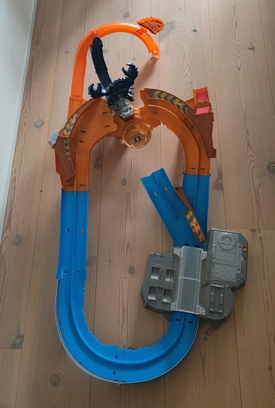 Hot Wheels Spielzeuge: Hot Wheels Spielset mit Dino gebraucht – Gebraucht aus Basel von machinedance