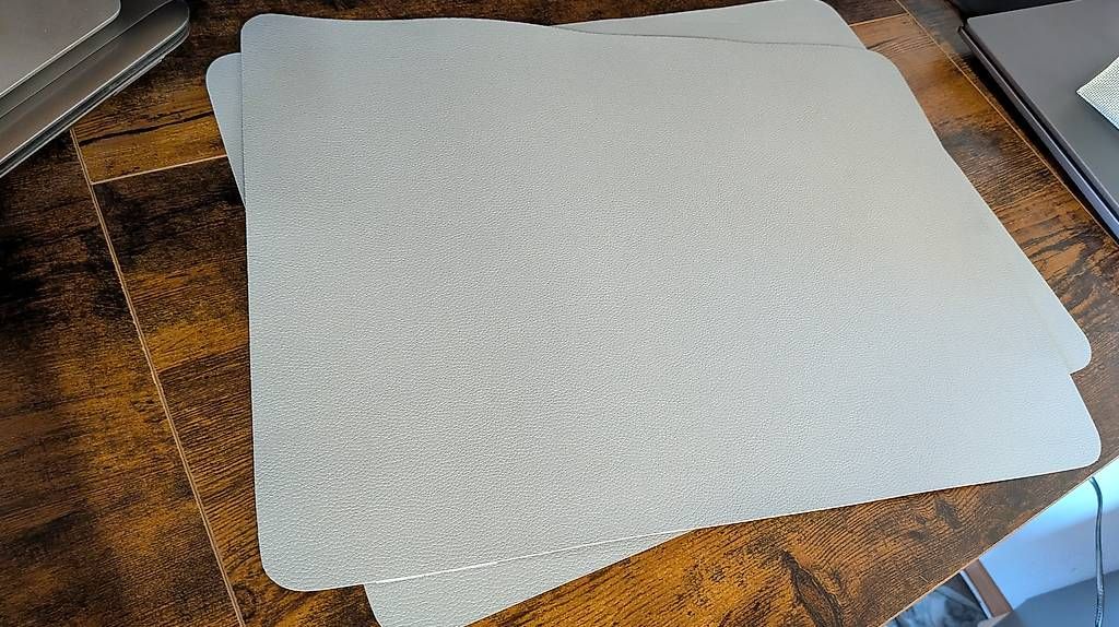 Set di tavolo e panche: Tischset / Platzset Kunstleder 33 x 46 cm – Usato da Salez venduto da EMERCARO 1