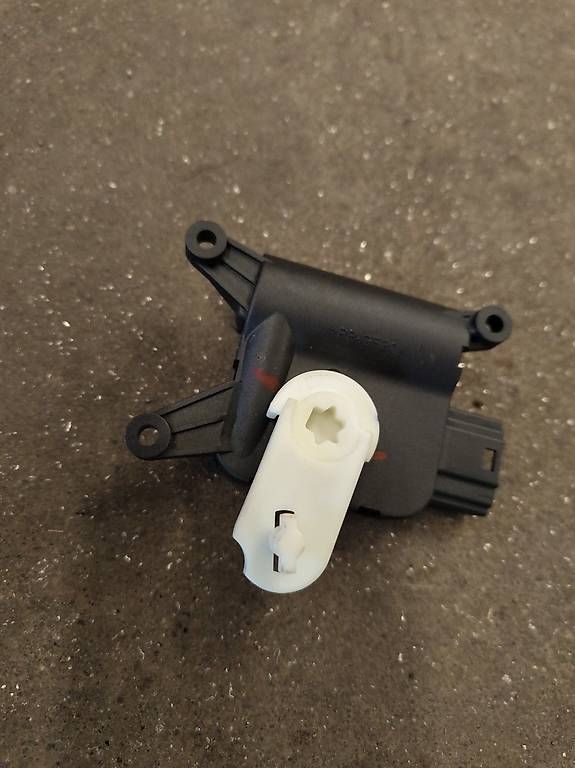 Tutti pezzi di ricambio auto: Seat  Stellmotor entfrosten – Usato da Ebnat-Kappel venduto da Hasli17 2