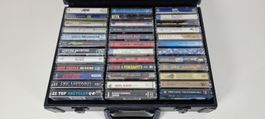 Kleine Sammlung von Musikkassetten mit legendären Rockbands.