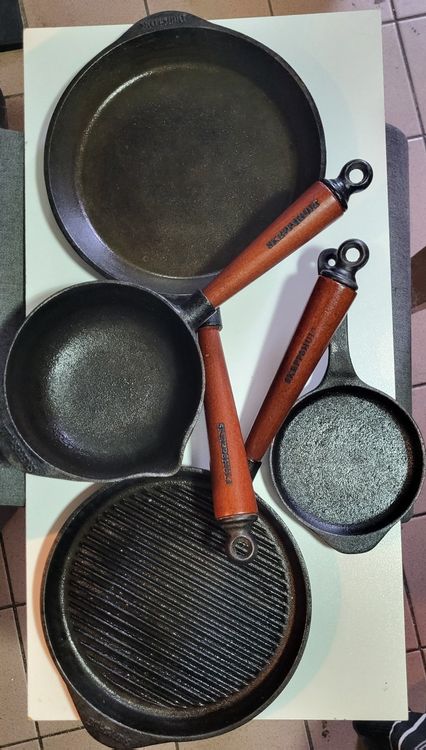 Set De 4 Mini Poêles à Servir En Fonte Avec Planches - Poêlons Pour Grill Et BBQ