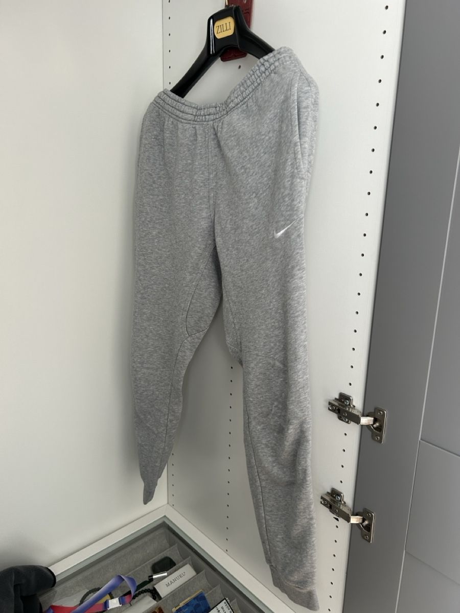 Nike Hosen: Graue Nike Jogginghose, Grösse L – Gebraucht aus Bülach von INO_
