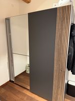 Schrank mit Glastür 