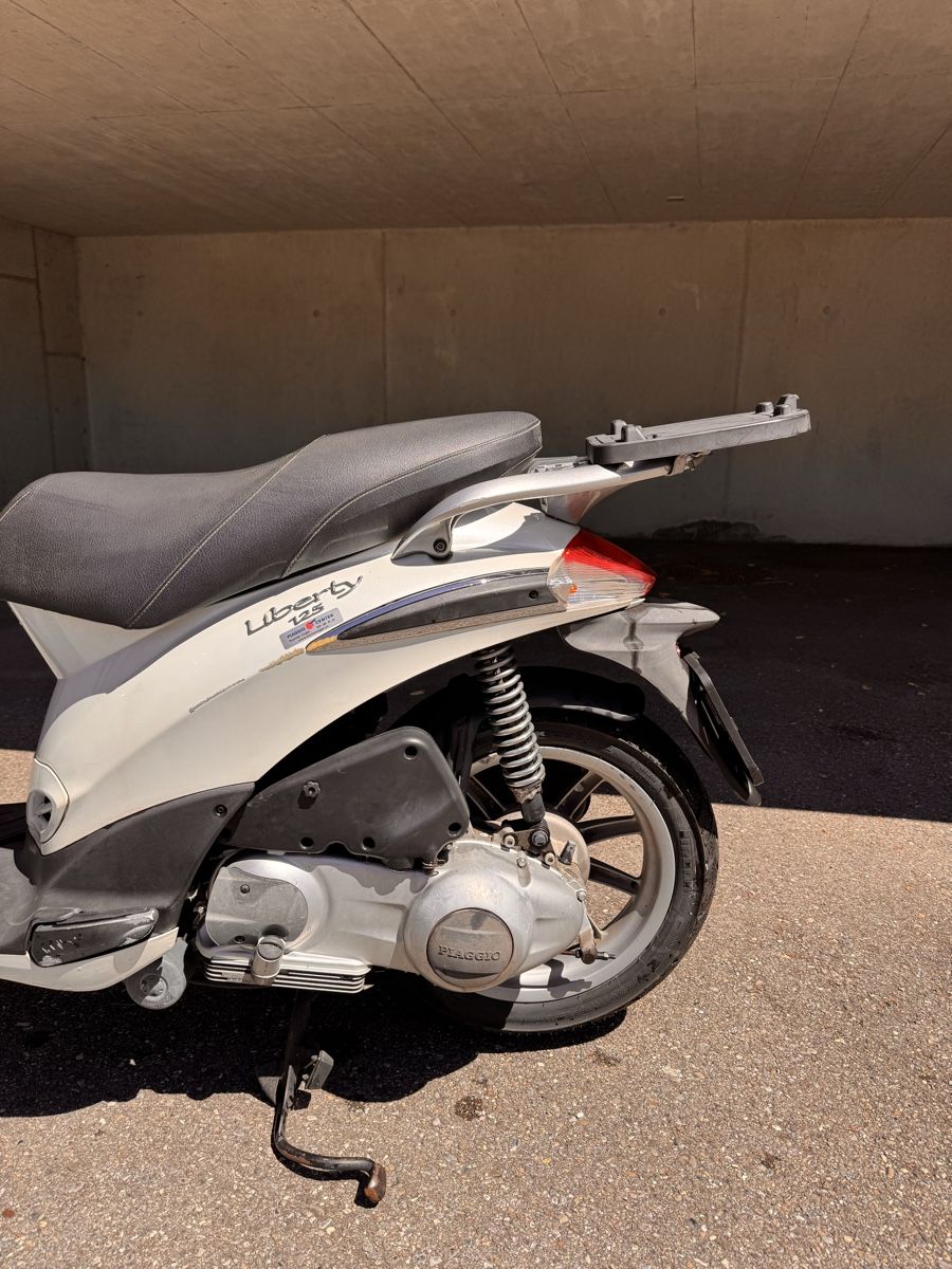Piaggio Strasse: Piaggio Liberty 125 Roller Weiss – Defekt aus Ittigen von DoLaDoNeLu 7