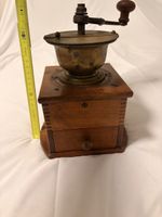 Antike Kaffeemühle aus Holz & Messing – dekoratives Vintage-