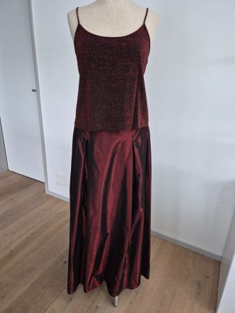 Abendkleid in weinrot, leicht glänzend, Grösse 42