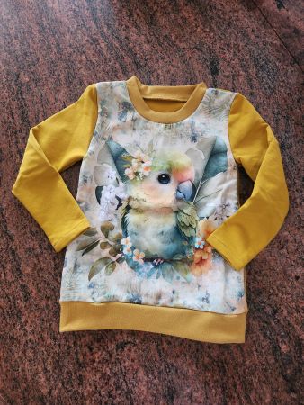 Senffarbiger French Terry Pulli mit Papagei Gr. 80, handmade