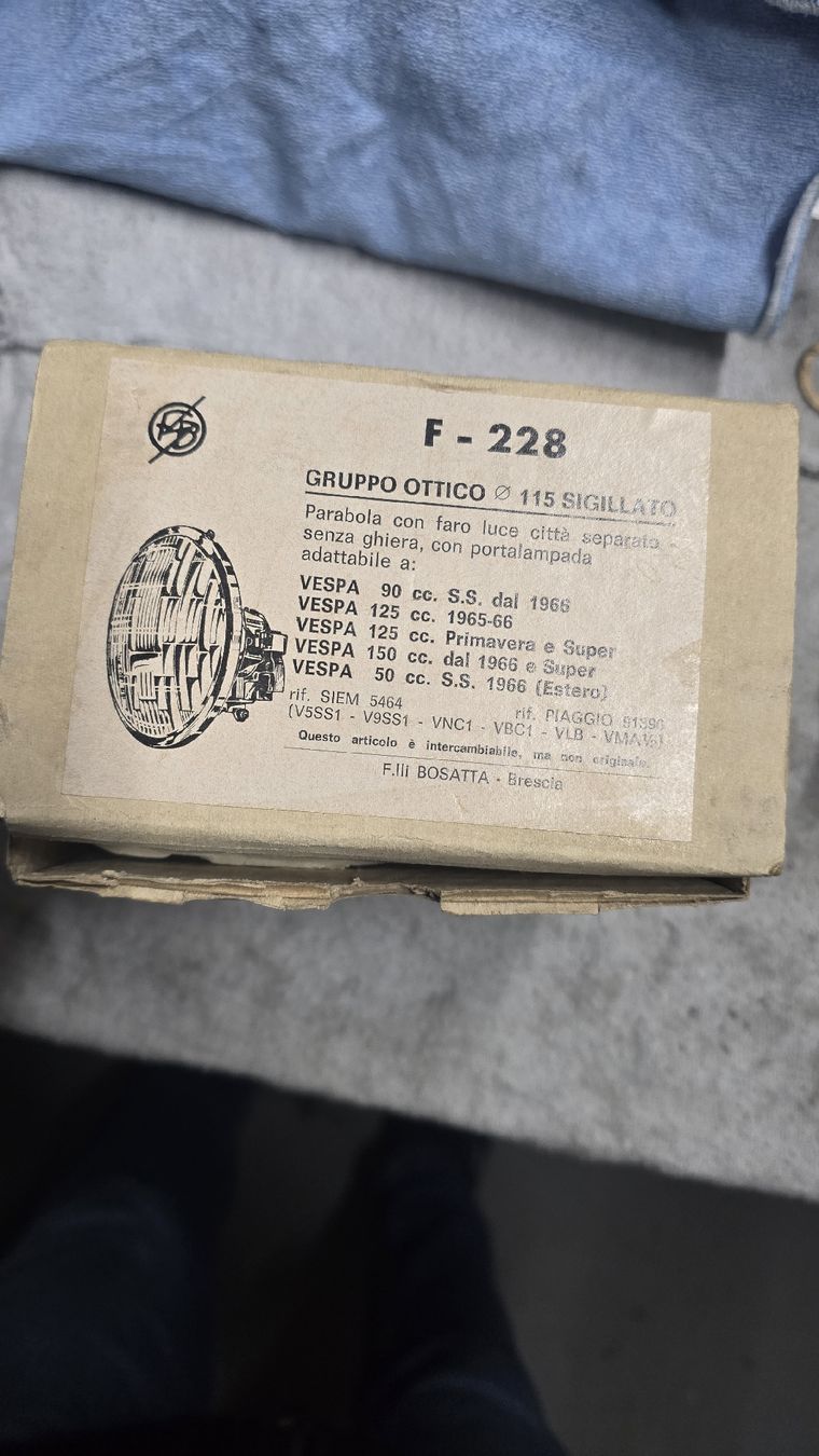 Vespa Scheinwerfer: Vespa Primavera Scheinwerfer Gelb – Neu und originalverpackt aus Niederwangen BE von Zimmo72 1