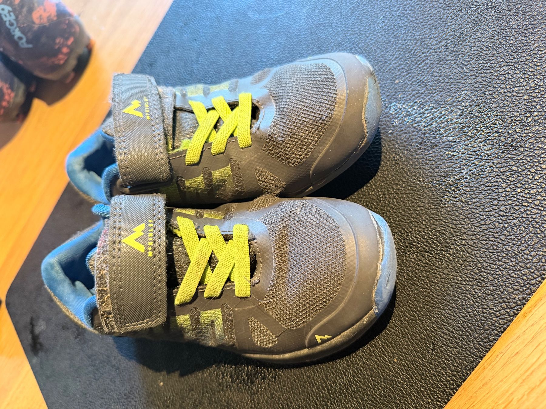 Mckinley Scarpe per ragazzi: MC Kinley Turnschuh - Gr 28 – Usato da Flumserberg Bergh venduto da tamaramullis