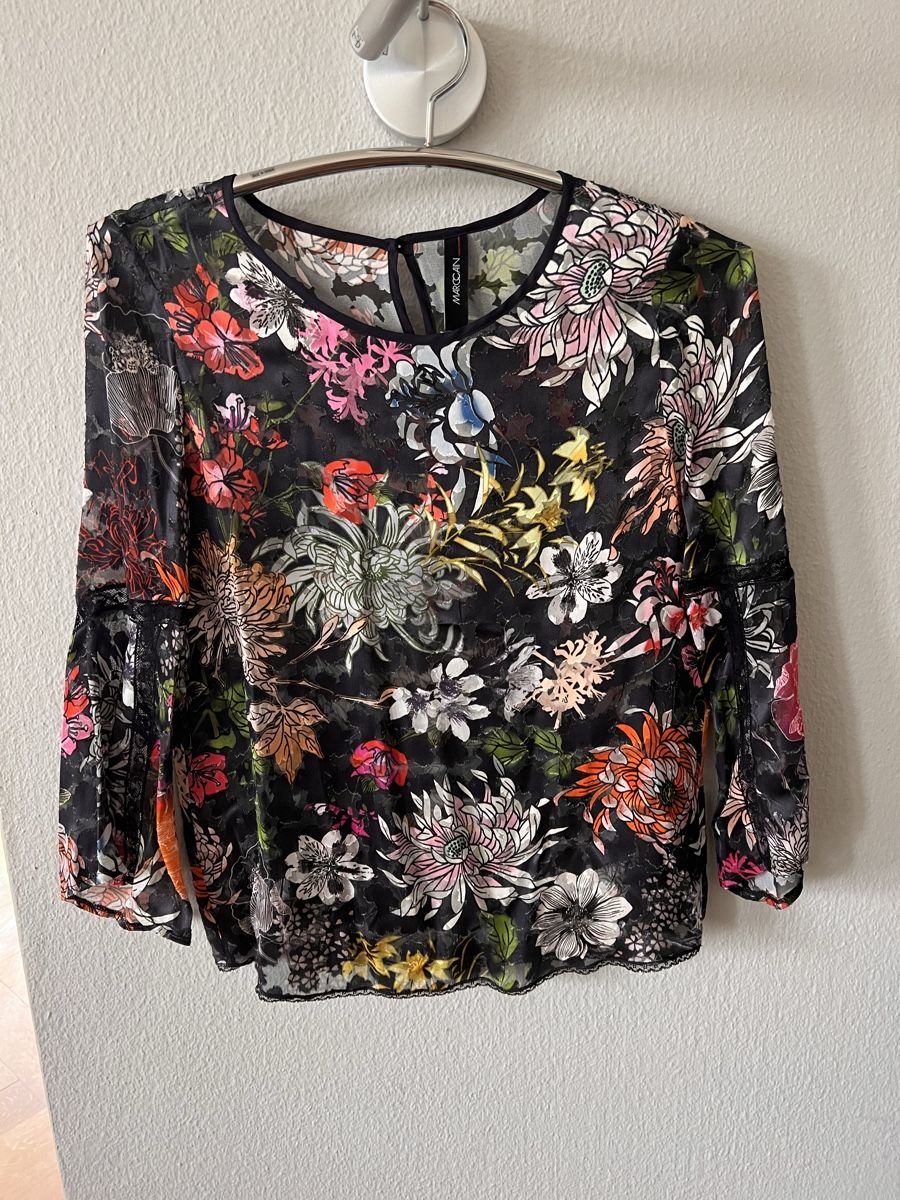 Marc Cain Chemisiers: Bluse Marc Cain, Gr. 36, schwarz mit farbigen Blumen – D'occasion à Solothurn par Brini06