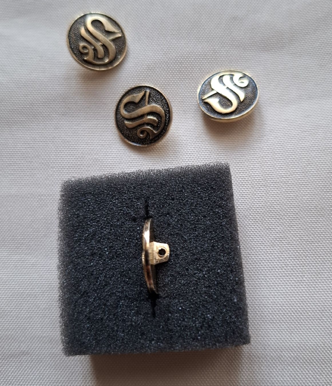 Bottoni: 4er Set Knöpfe, im Monogramm -Style – Usato da Dietikon venduto da Hirschkopf 4