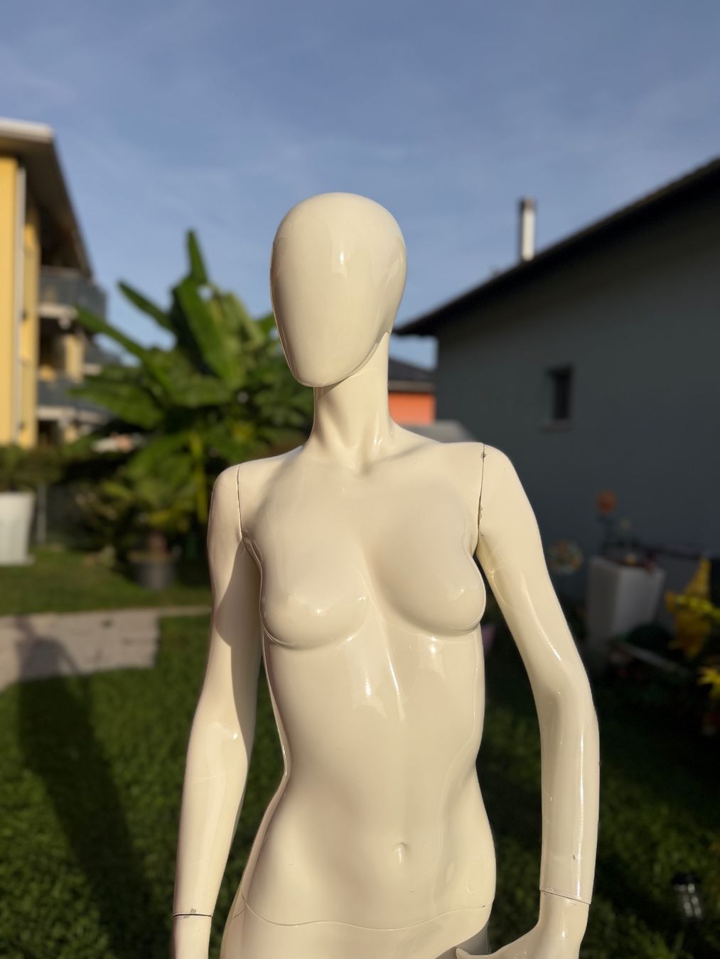 Ladenausstattungen & Messebau: Schaufensterpuppe weiss – Gebraucht aus Cugnasco von tizianaq 1