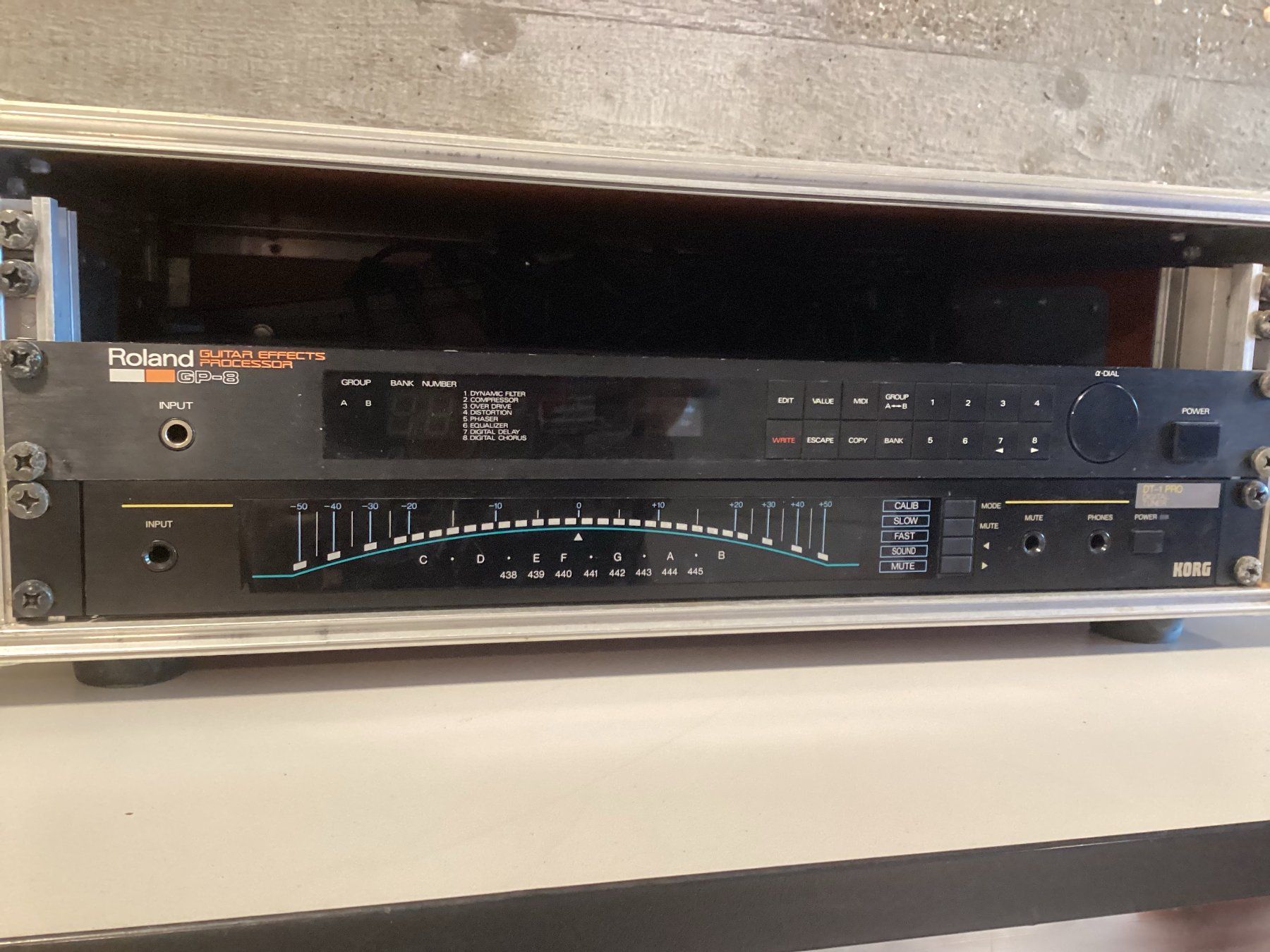 Strumenti musicali: ROLAND Guitar Effects Processor GP-8 / KORG Tuner DT-1 pro – Usato da Birsfelden venduto da Murfy 1