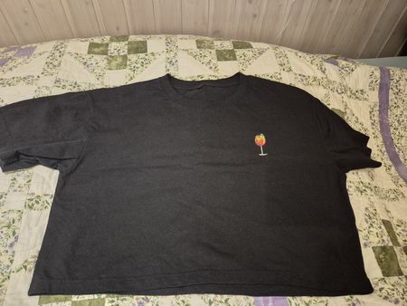 Schwarzes T-Shirt, Organic Cotton, Cocktailglas-Stickerei L