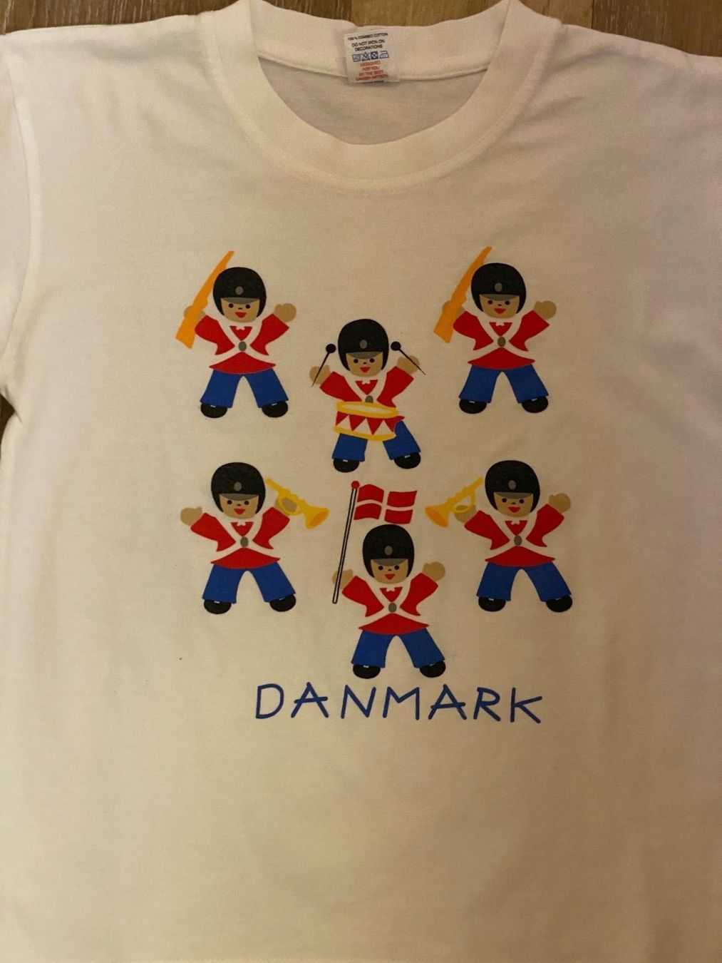 Camicie, T-shirt & Polo: Joli t-shirt 'danois'. 8-10ans – Usato da Grund b. Gstaad venduto da PlageNeige 1
