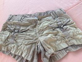 Khaki Sommer-Shorts, Grösse 36, Used-Look für den Sommer!