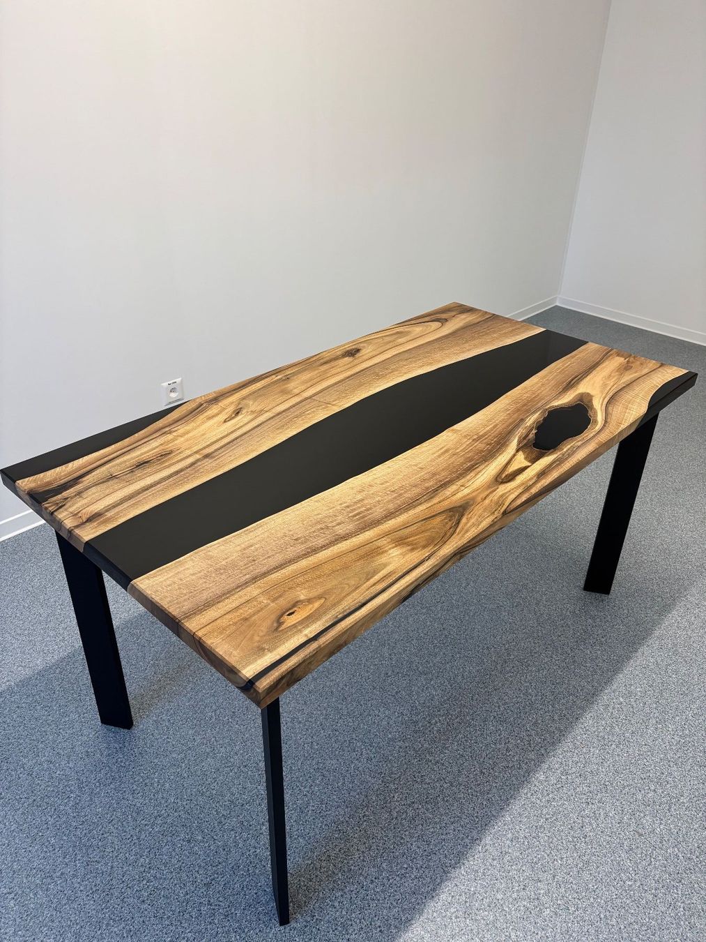 Tavoli: Massiver Tisch aus Nussbaumholz – Usato da Winterthur venduto da ABYER 4
