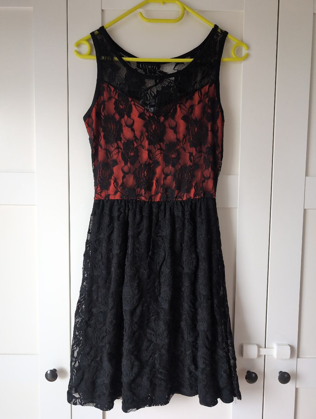 Vestiti: Schwarz-Rotes Kleid mit Spitze Gr. M – Nuovo (secondo la descrizione) da Alberswil venduto da __colafroeschli__