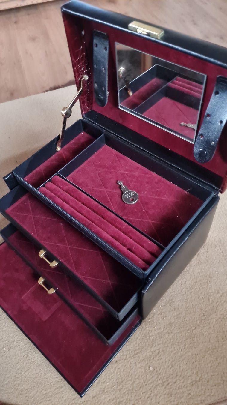 Sonstige Dekorationen & Accessoires: Schmuckbox – Gebraucht aus Münsingen von Cuci31