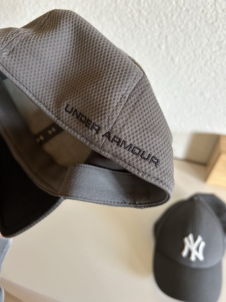 Under Armour Copricapi, berretti & cappellini: 2x Cap (Under Armour, NY Yankees) – Usato da Zäziwil venduto da jes_d7tm 1