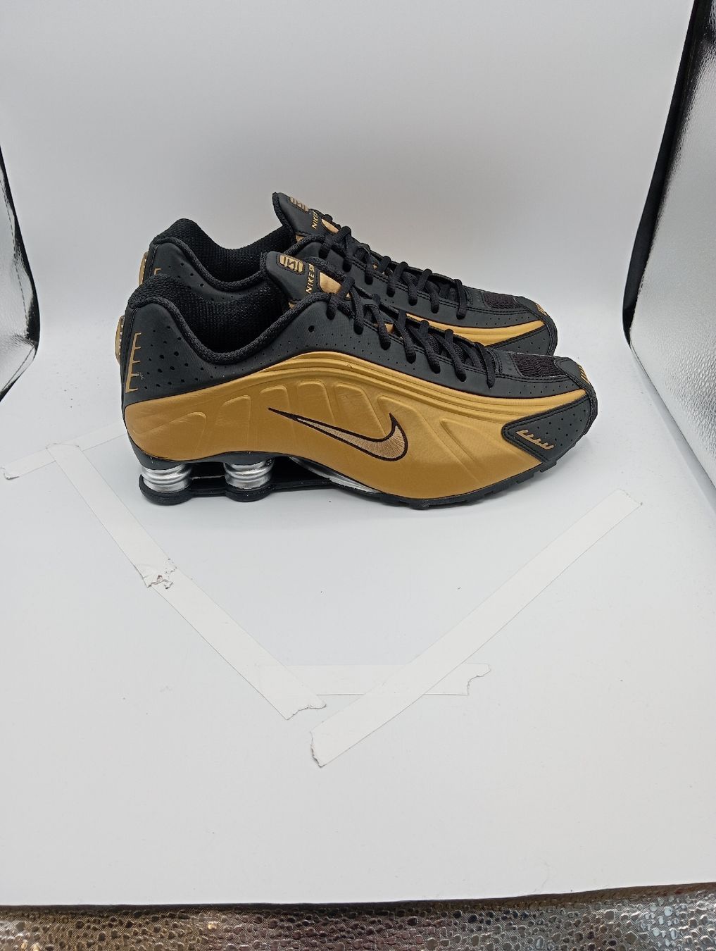 Nike Scarpe da uomo: Nike Shox R4 - Black Gold EU 44.5 – Nuovo e nell'imballaggio originale da Schaffhausen venduto da outlez