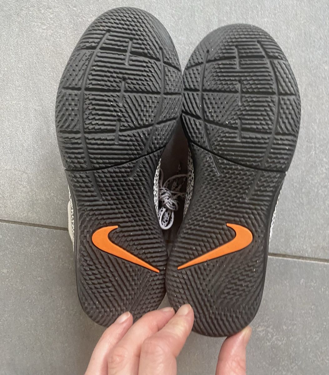 Nike Scarpe da uomo: Hallenschuhe Nike, Gr. 33 – Usato da Schöfflisdorf venduto da ast_jfj7 1