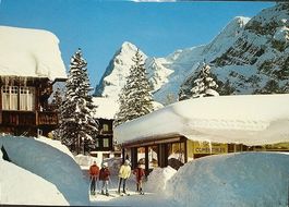 MÜRREN Dorfstrasse mit Skifahrer
