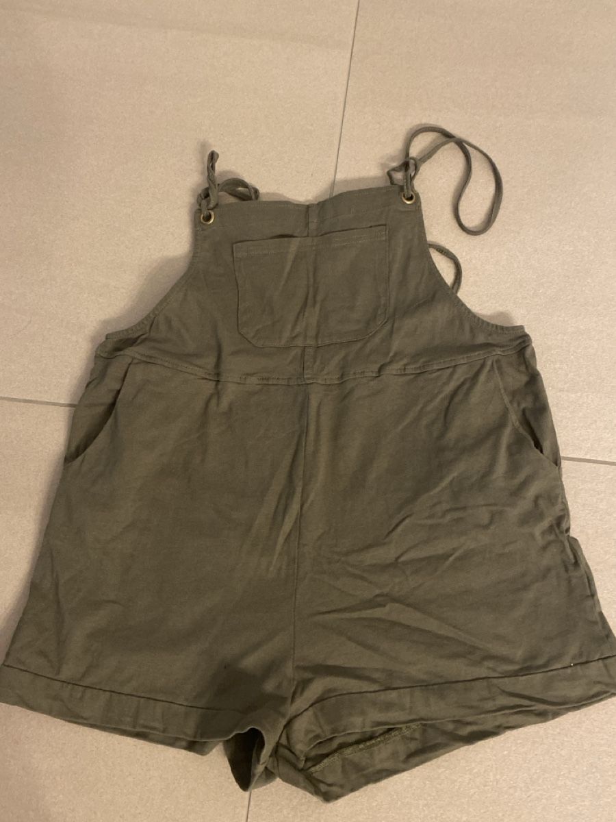 Jumpsuits: kurze Latzhose – Gebraucht aus Chur von dan_tp5n