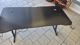 Gaming Pult schwarz mit USB und Beleuchtung 