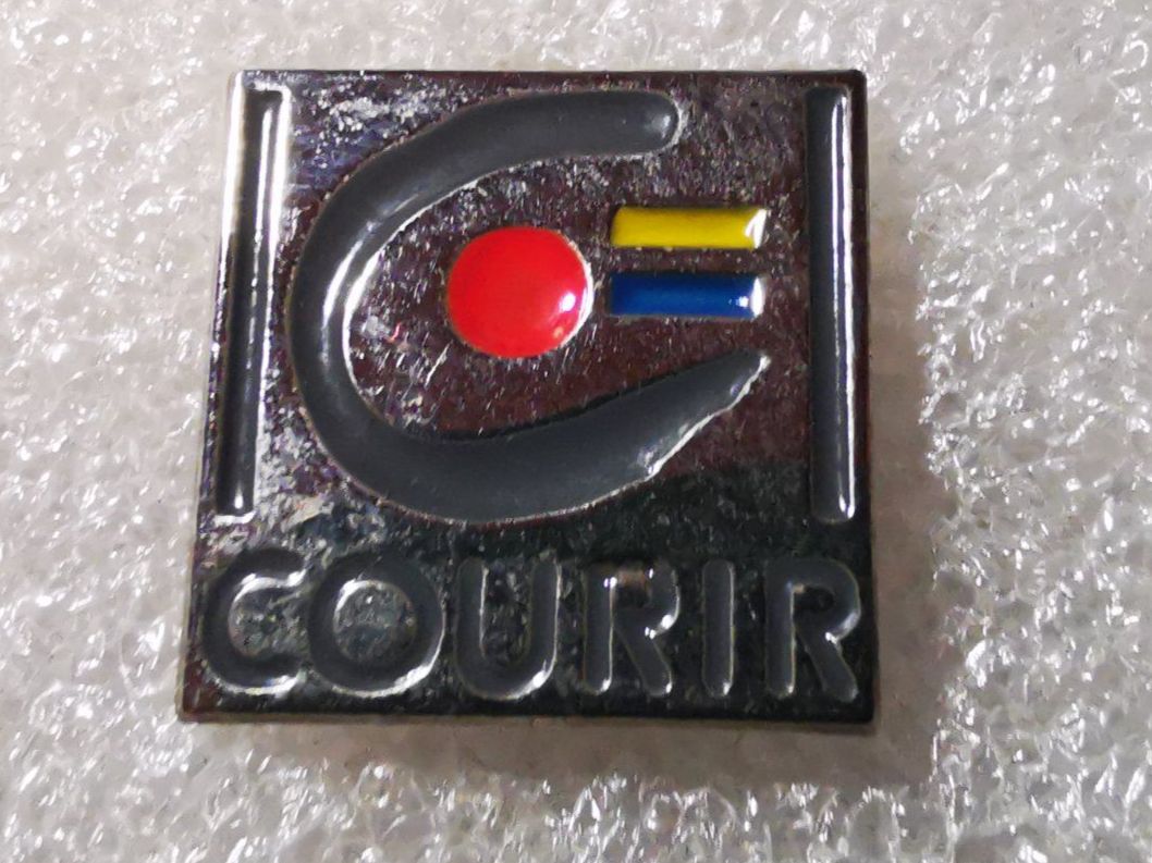 Plaketten & Abzeichen: Ansteckpin 7: Courir – Gebraucht aus Oppligen von Pin-Fall-Shop