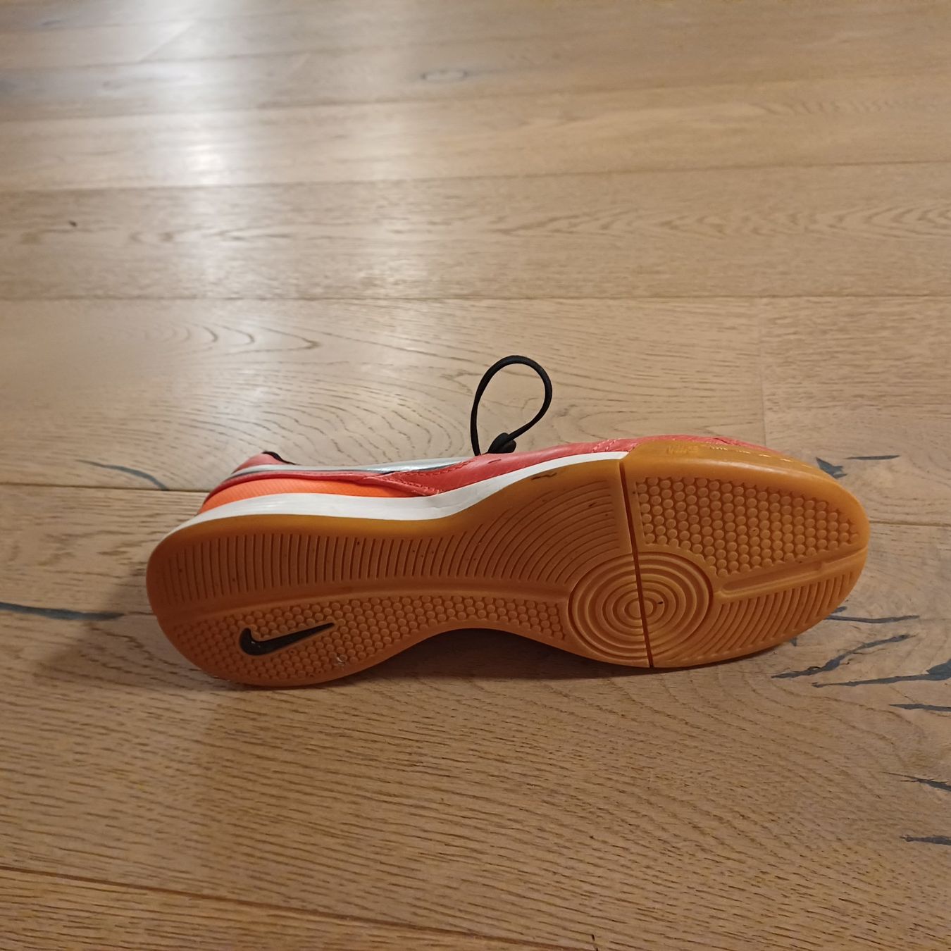 Nike Scarpe per ragazzi: Hallenturnschuhe Gr. 37.5 – Usato da Wahlendorf venduto da Irba 1