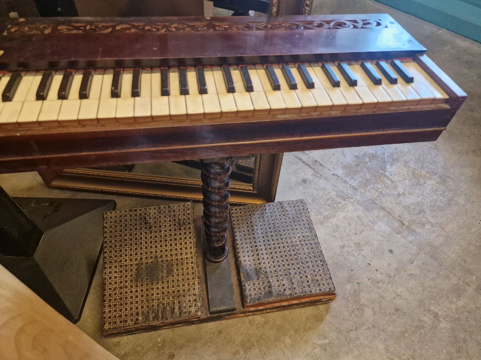 Strumenti musicali: Harmonium ancien en bois sculpté,  – Difettoso da La Chaux-de-Fonds venduto da Ric_m628
