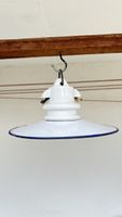 Stalllampe mit Emailleschirm weiss