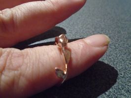 Ring rosegoldfarbig Blume/weisses Steinchen