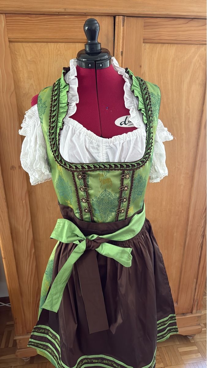 Kleider: Dirndl Grösse 42 mit Bluse guter Zustand – Gebraucht aus Pratteln von EVA67