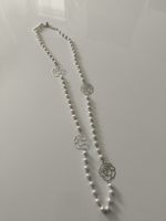 Modeschmuck Halskette Perlen und Metallblumen in silber