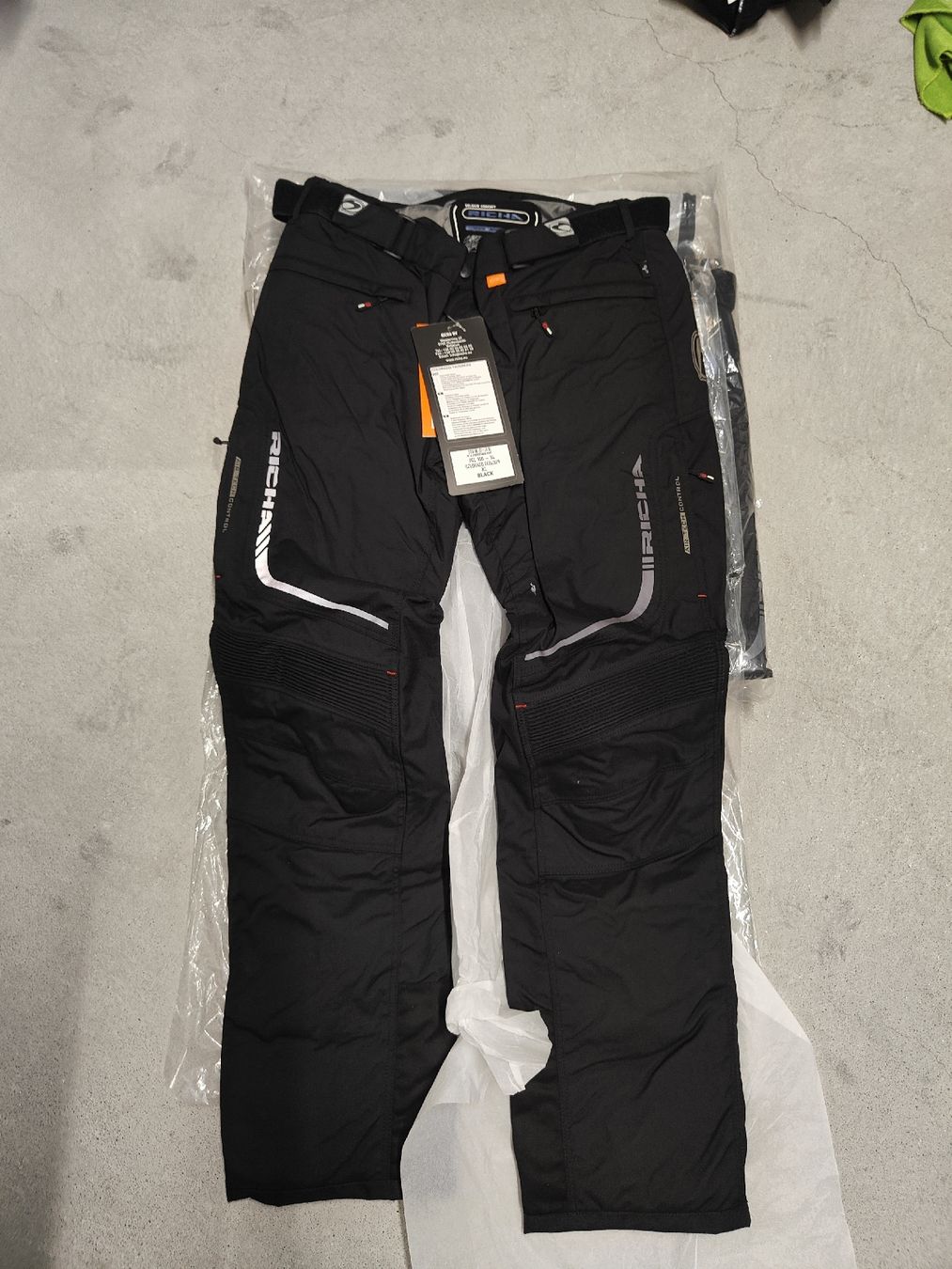 Lotti di vestiti: Motorrad Hose und Helm – Nuovo e nell'imballaggio originale da Flims-Waldhaus venduto da NickY30