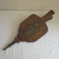 Alter Kaminblasebalg Holz mit Wappen Messing Beschläge
