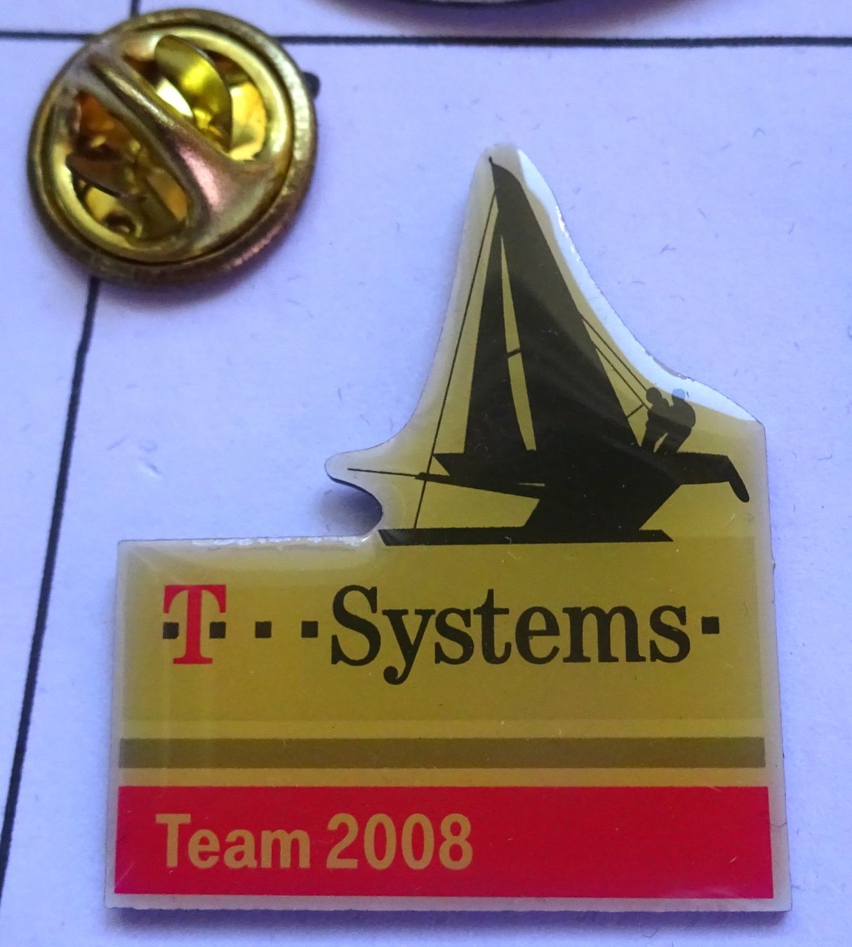 Placchette & Badge: Pin TEAM 2008 , T  Systems  Segelboot – Usato da Utzenstorf venduto da BUtter81