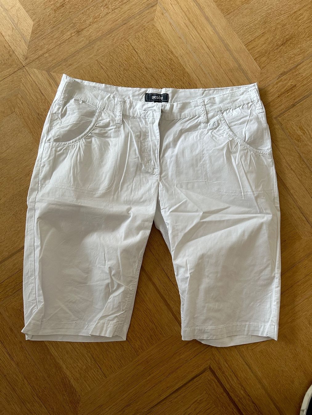 Pantaloni: Weisse Sommer Bermuda Shorts Gr. 40 – Usato da Emmen venduto da Carbru