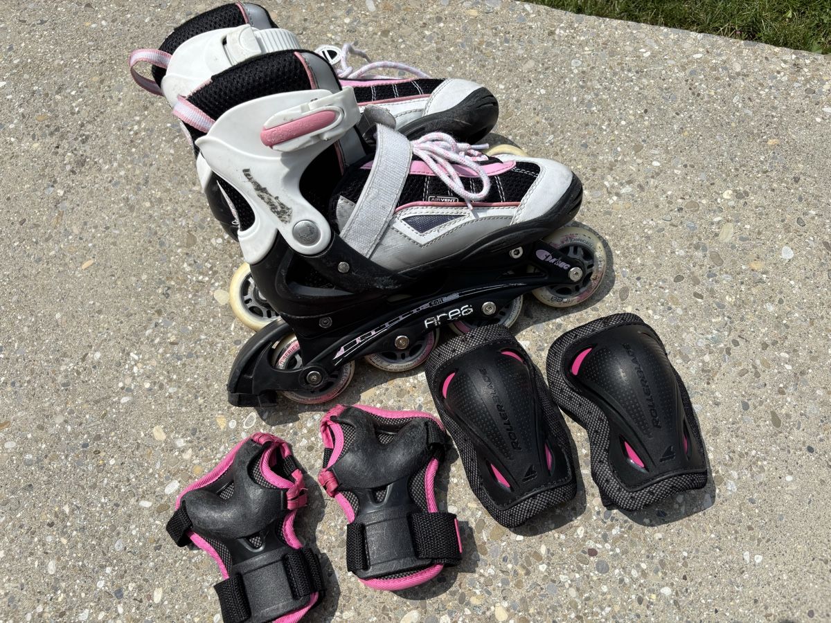 Patins à roul. & inline: Inline Skates 34-37 verstellbar, inkl Schoner – D'occasion à Rain par Denbie