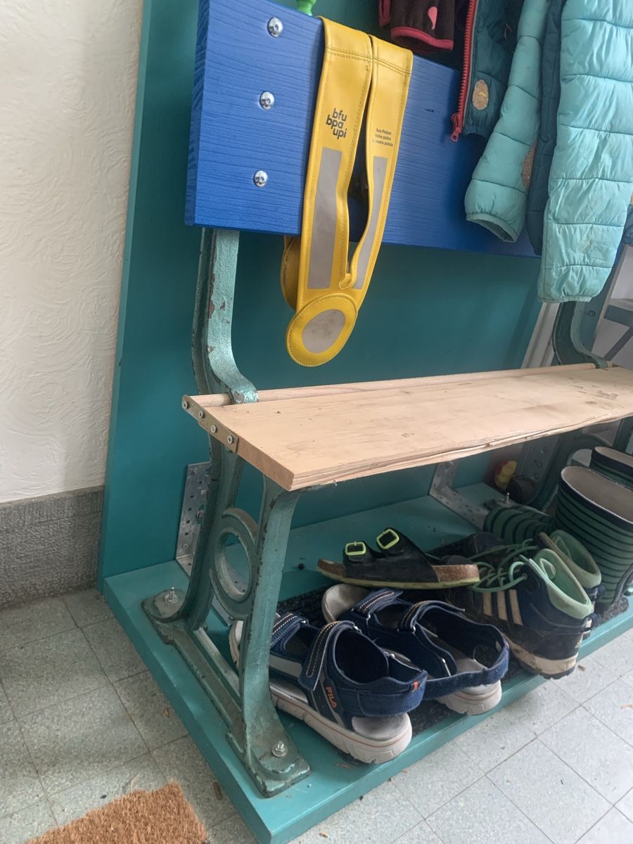 Garderobe: Gussbeine Kinderbank – Gebraucht aus Biel/Bienne von Munzi007 1