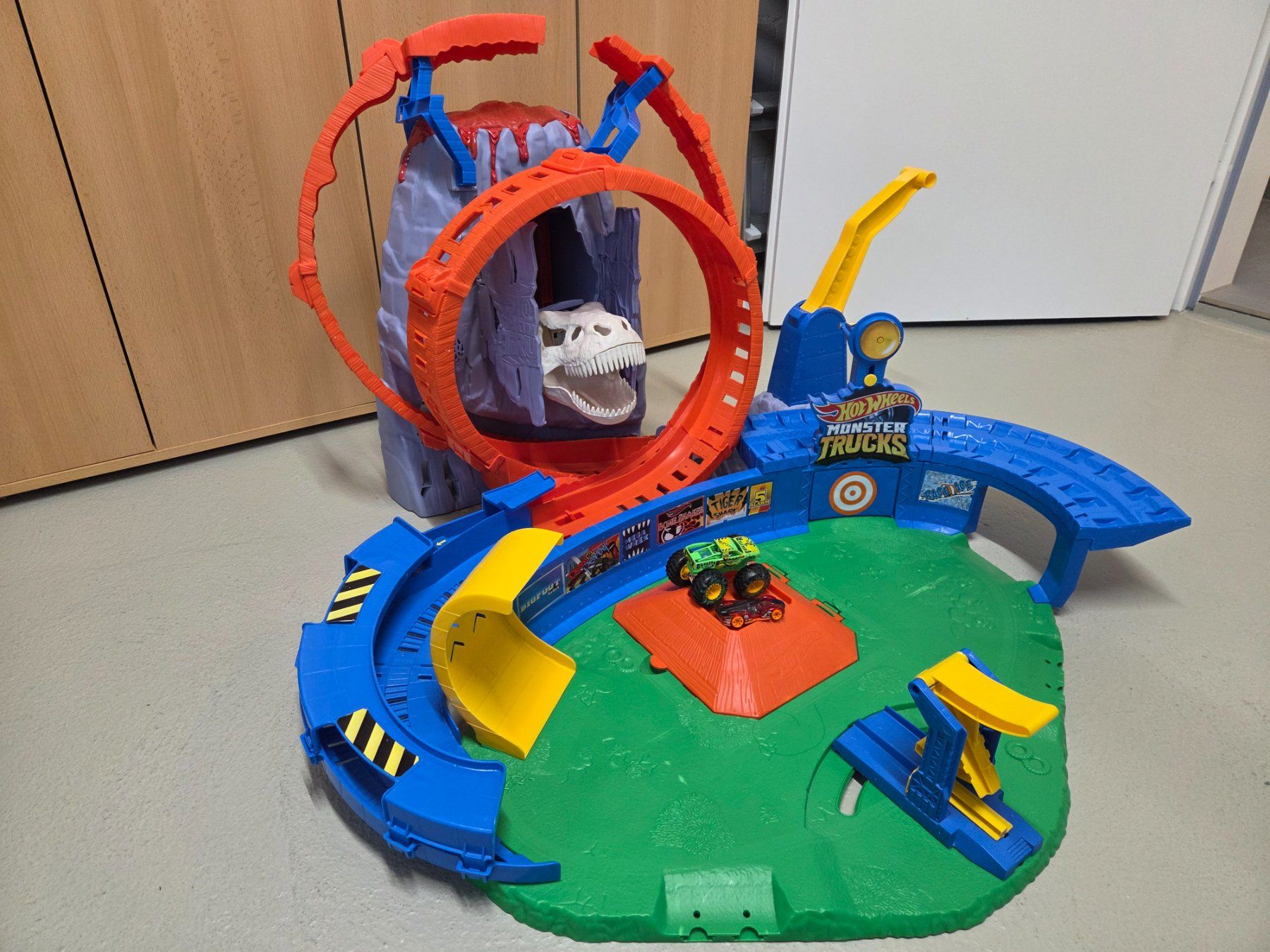 Hot Wheels Spielzeuge: Hot Wheels Monster Trucks Bahn T-Rex Vulkan Arena – Gebraucht aus Hausen AG von roschweizer 4